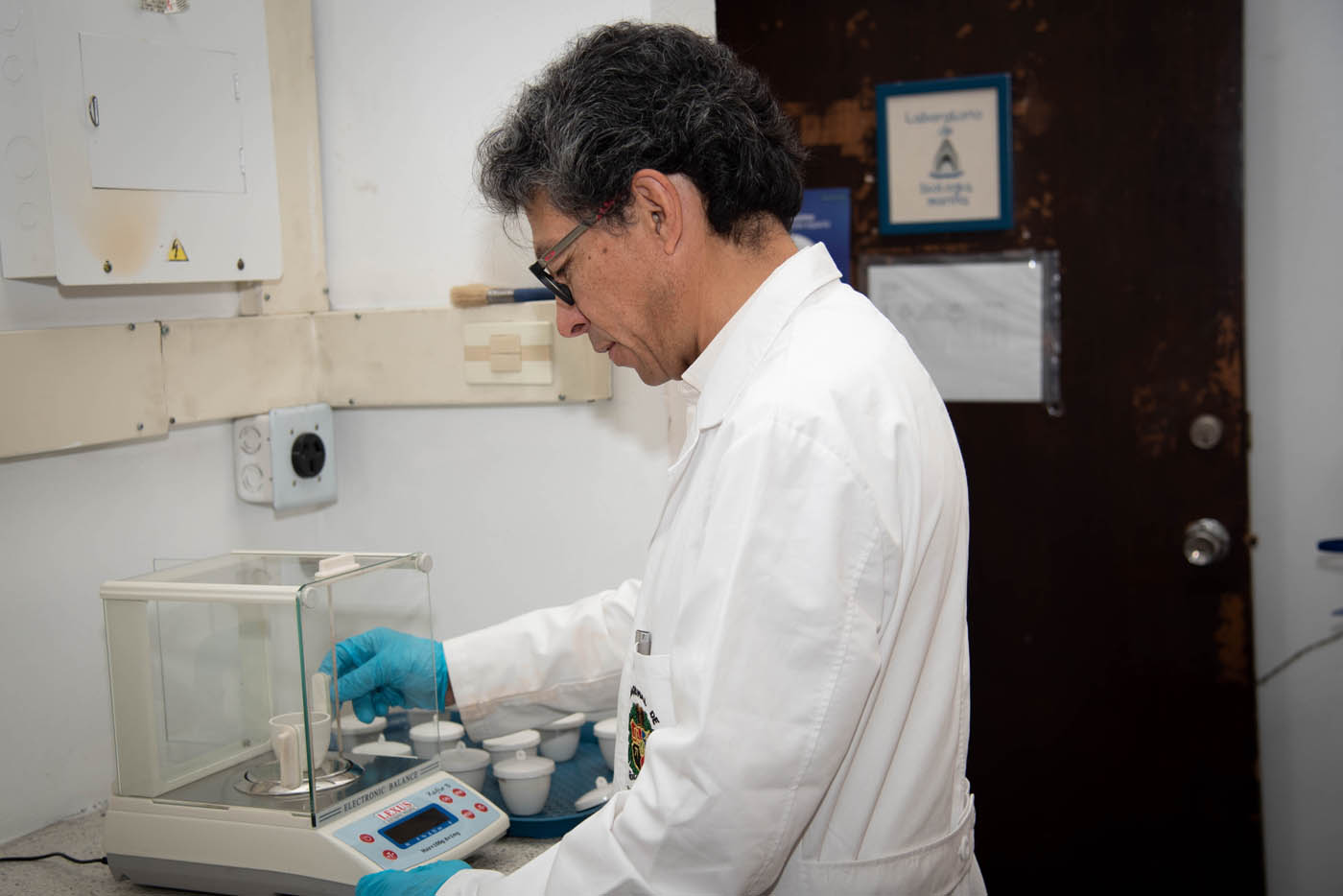 El profesor José Ernesto Mancera analiza muestras en su laboratorio de la UNAL. Fuente: Nicol Torres – Unimedios.