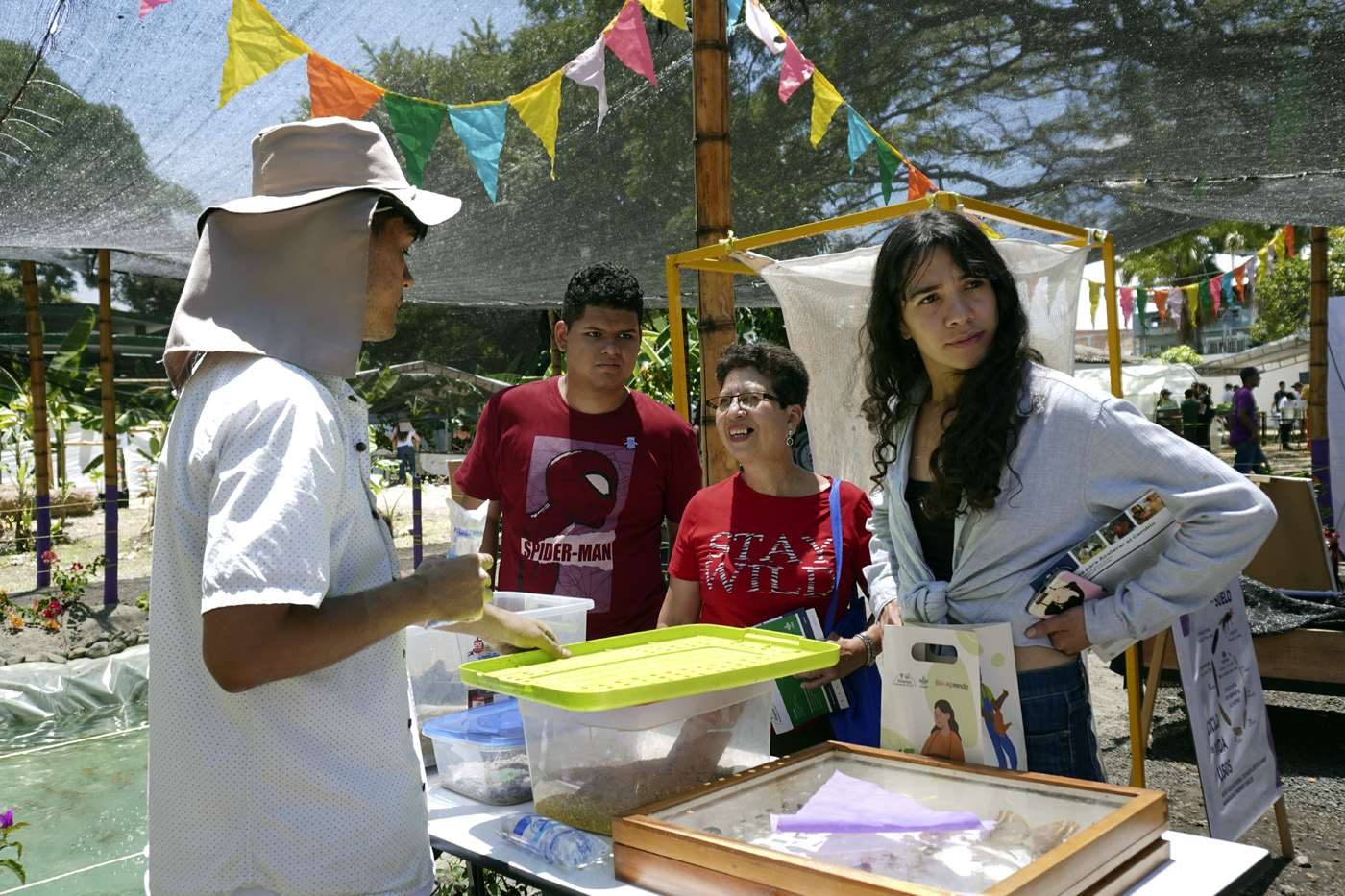 El estudiante Juan Felipe Montilla hace su exposición sobre los insectos en la versión 48 de la Fiesta Nacional de la Agricultura, celebrada en Palmira, Valle del Cauca. Foto: Juan Felipe Montilla, estudiante de Ingeniería Agroindustrial.