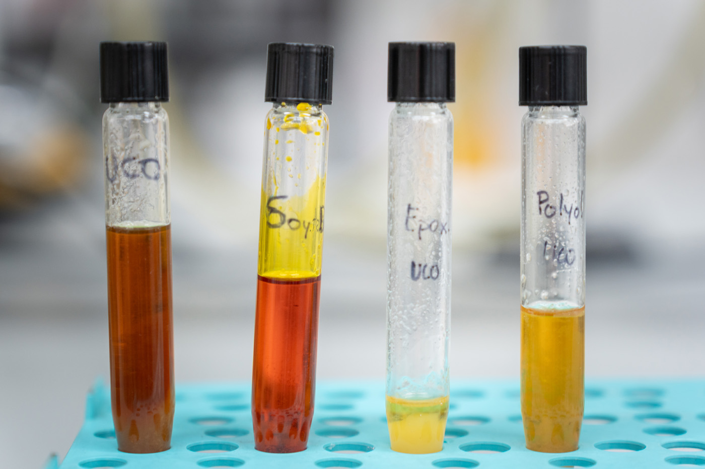 Este aceite ha servido de insumo para obtener materias primas que son la base de productos como solventes y plásticos, entre otros. Foto: María Fernanda Londoño, Unimedios.